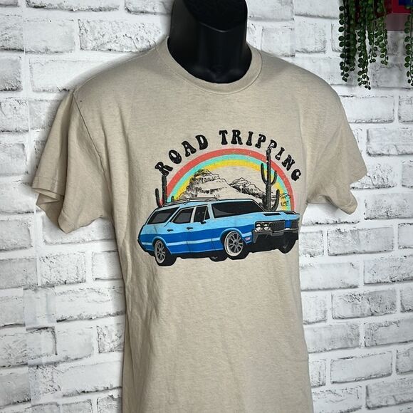 ‘Road Trippin’ Short Sleeve Tee Tshirt Shirt Size Medium - Picture 2 of 3